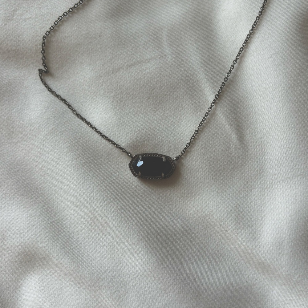 black and silver kendra scott necklace